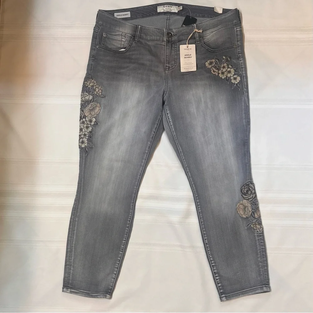 💥SALE💥 $32 Torrid Ankle Skinny Gray Floral Embroidered Jeans NWT Sz 16R - Picture 2 of 16